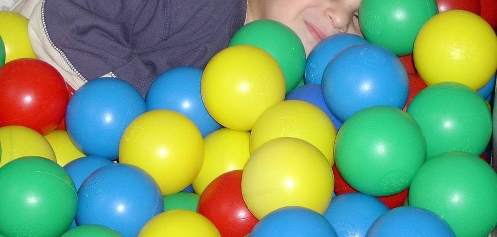 Créer une zone de jeu avec une piscine à balles à la maison