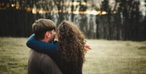 Lire la suite à propos de l’article Préserver son couple des influences des amis intrusifs